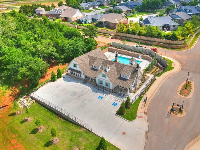 Building Photo - Luxury, Zero Maintenance Living in Edmond!