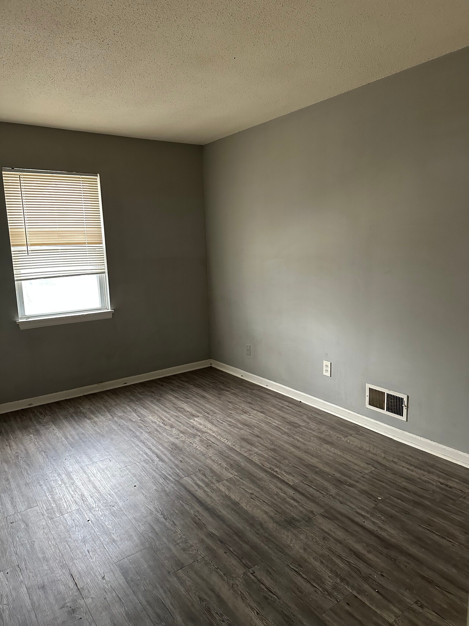 Building Photo - 118 N Chestnut St