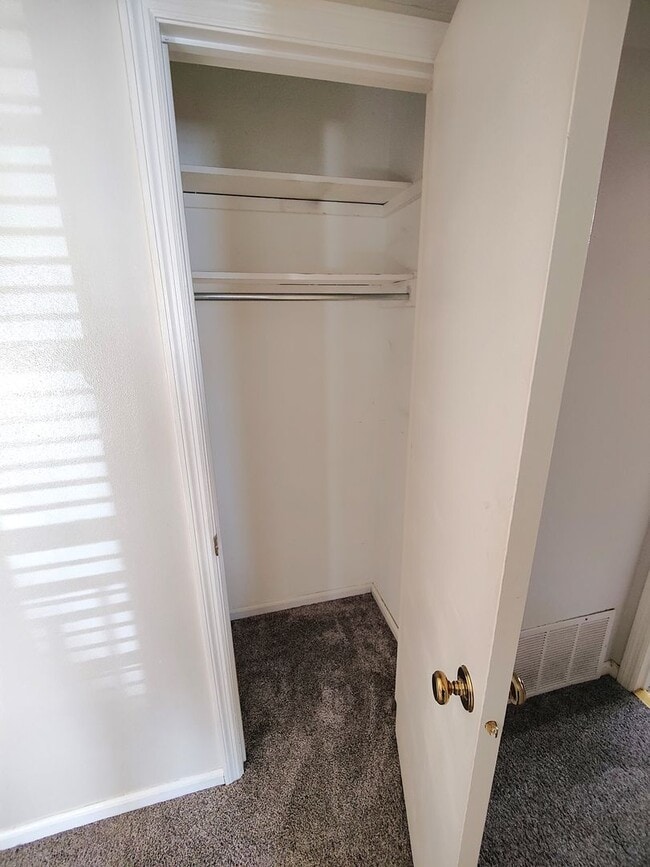 Building Photo - *Updated 1BD/1BA Condo Available in Scott ...