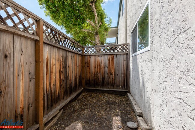Building Photo - 642 Blythe Ct