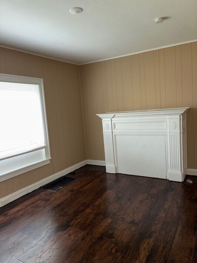 Building Photo - Charming 3-Bedroom Property in Prime Location