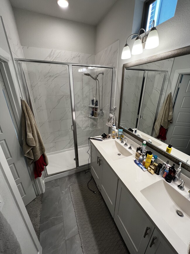 Master bath, dual vanity and private toilet - 1047 Tea Olive Ln