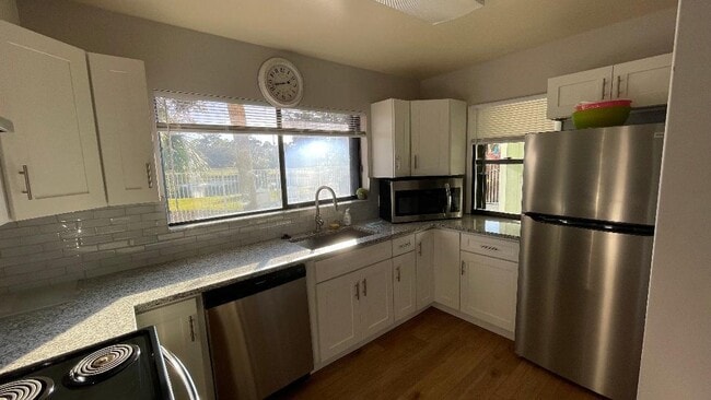 Building Photo - 1325 SE Rivergreen Cir