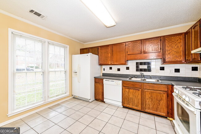 Building Photo - 700 Redland Dr