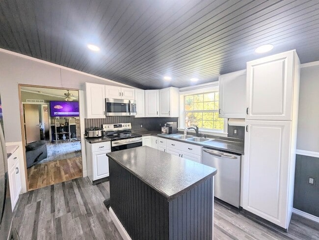 Building Photo - 43 Crestwood Dr