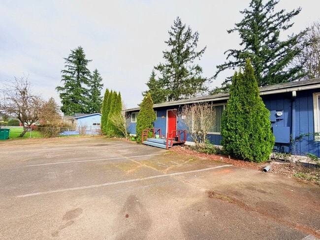 Building Photo - Renovated 2BR with Large Backyard, Storage, Washer & Dryer & Parking