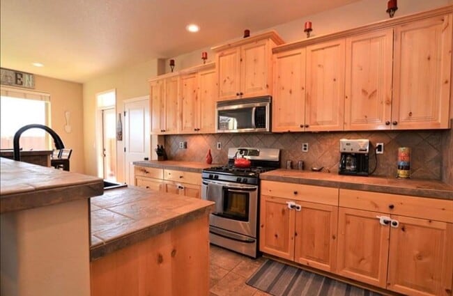 Building Photo - Stunning 4-Bedroom in Redmond's beautiful Fairhaven Neighborhood!