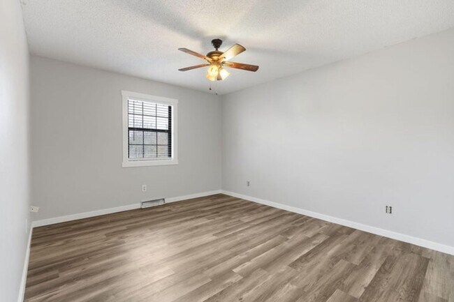 Building Photo - NEWLY REMODELED HOME | 3 Bedroom | 2 Bath ...