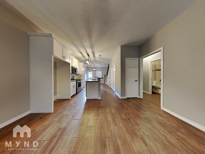 Building Photo - 850 Palmdate