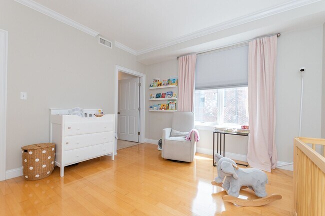 Building Photo - Amazing Brookline 3 bed 2.5 bath....