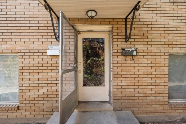 Building Photo - Peaceful 1 Bedroom Apartment Near the Utah Capitol & Downtown Salt Lake City