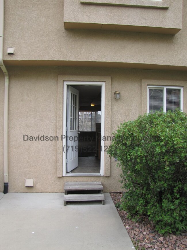 Building Photo - Great 3 Bedroom Condo the Briargate Area