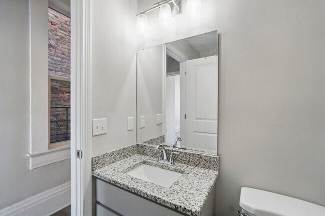 Building Photo - 107 W Elder St