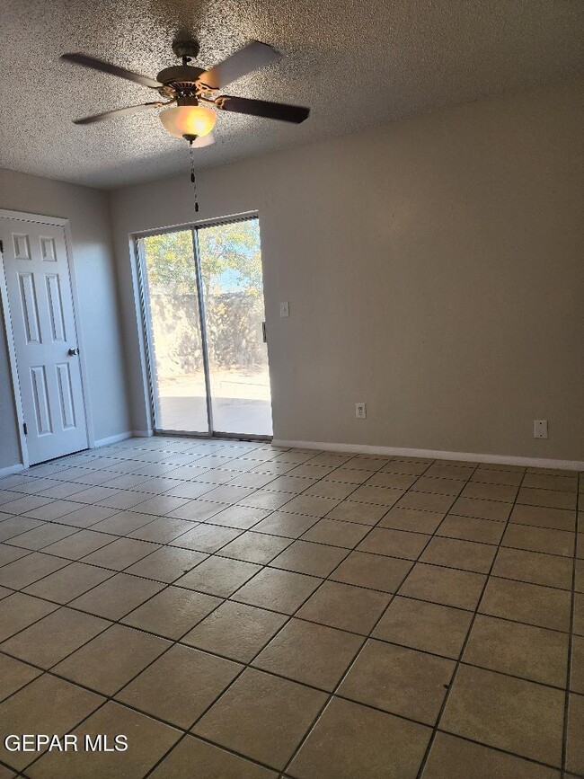 Building Photo - 2912 E Glen Dr