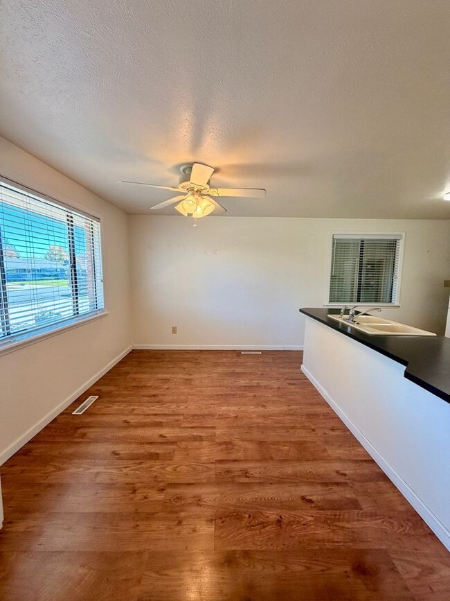 Building Photo - Amazing 3bed/2 bath with finished basement.