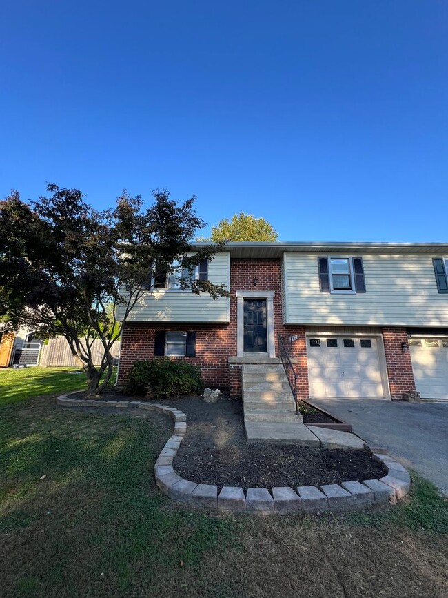 Building Photo - Stunning 3 Bedroom Home in Lititz!