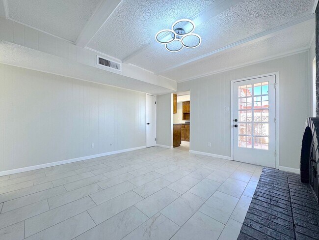 Building Photo - East El Paso 5bed/3Bath Refrig A/C with 2 Master Suites!