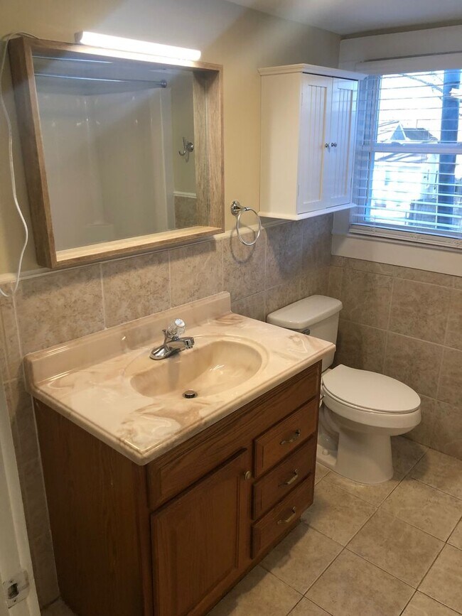 Building Photo - Four bedroom, 2 bath house in Burlington