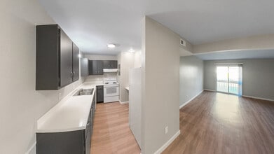 Building Photo - Woodhaven Oaks