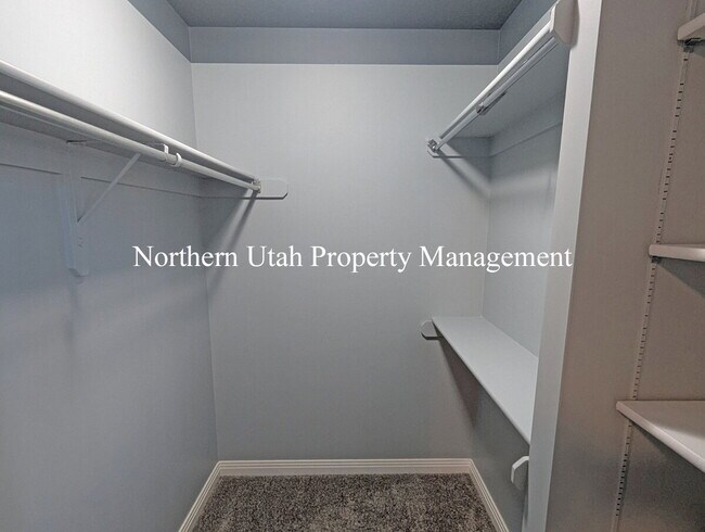 Building Photo - 2 Bed 1 Bath with AC