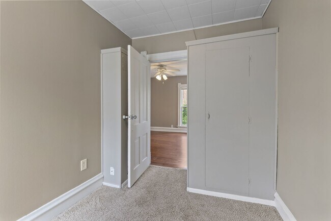 Building Photo - 3BR/1Bath + Office Area Available Sept 12t...