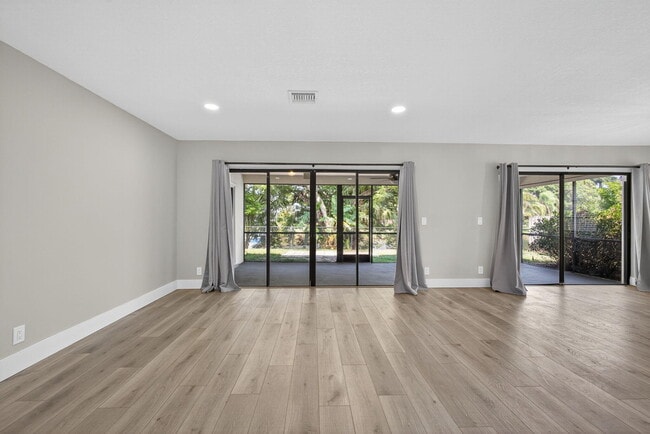 Building Photo - 1202 Essex Dr