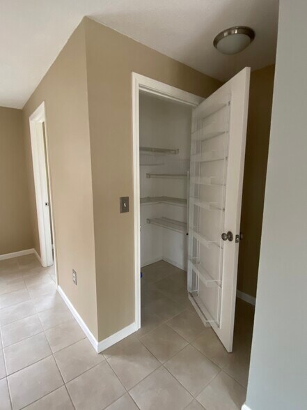 Large pantry - 60 Minechoag Hts