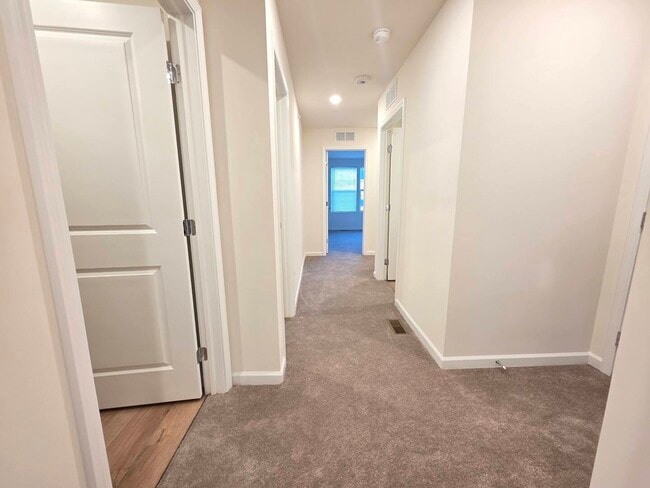 Building Photo - 5915 Hawkweed Dr