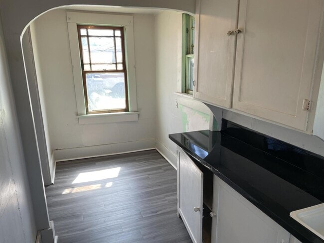 Building Photo - 610 Noble St