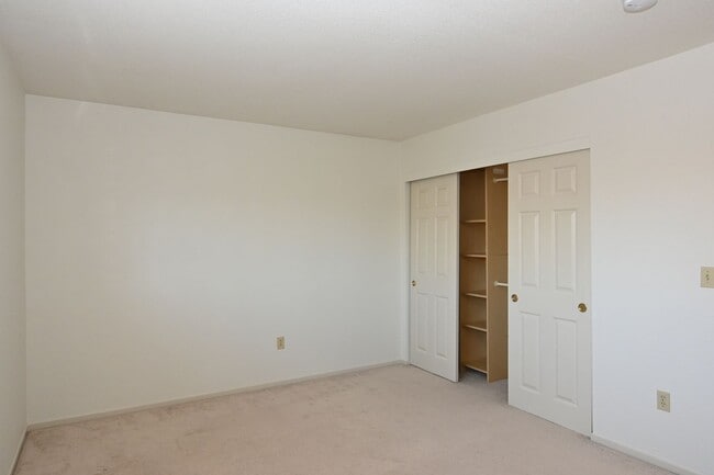 Building Photo - 2 story home, gated community, near Shops ...