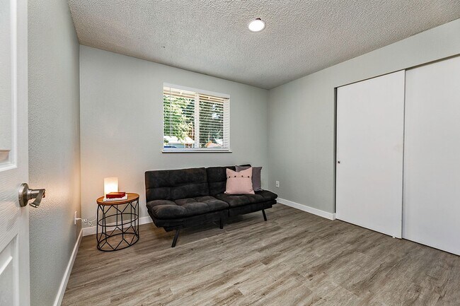 Building Photo - READY SET MOVE!!! GREAT PRICE & LOCATION - Darling Rambler in Olympia