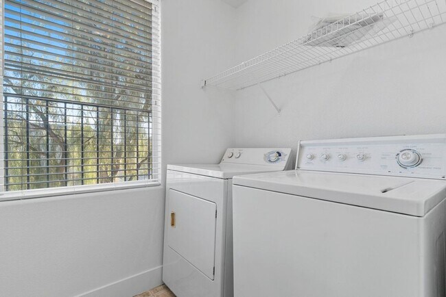 Building Photo - WONDERFUL 3 BEDROOM HOME AT END OF CUL-DE-...