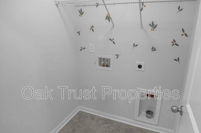 Building Photo - 821 Redbud Ln