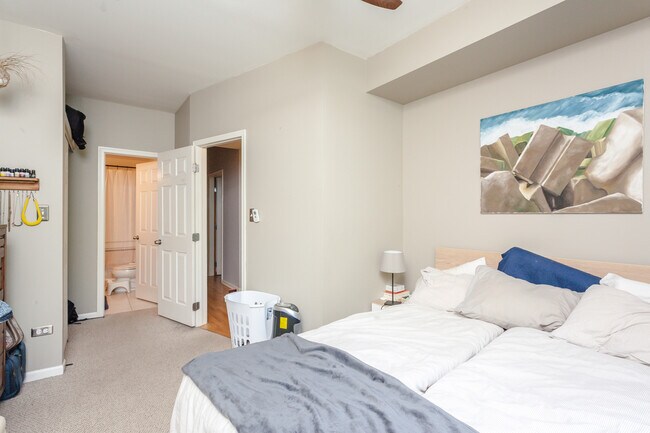 Building Photo - 1357 N Artesian Ave