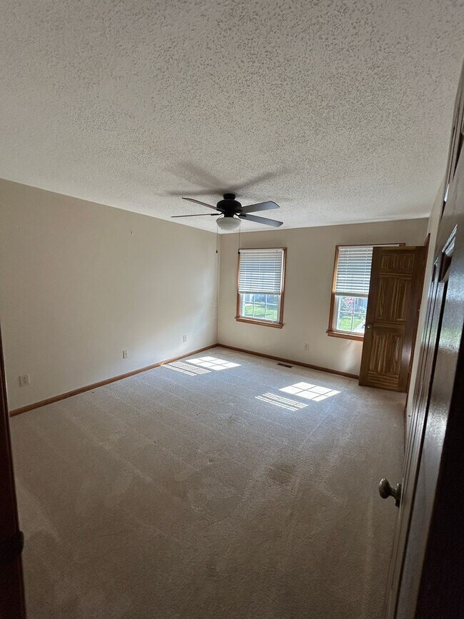 Building Photo - 4BD/2.5BA in Albemarle Acres Neighborhood ...