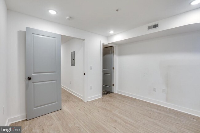 Building Photo - 922 W Arizona St
