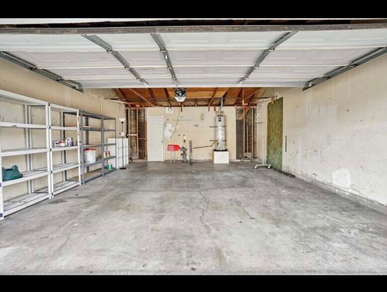 Building Photo - 15210 Shadybend Dr