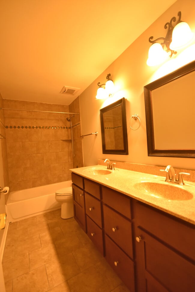 Building Photo - 1625 College Green Dr