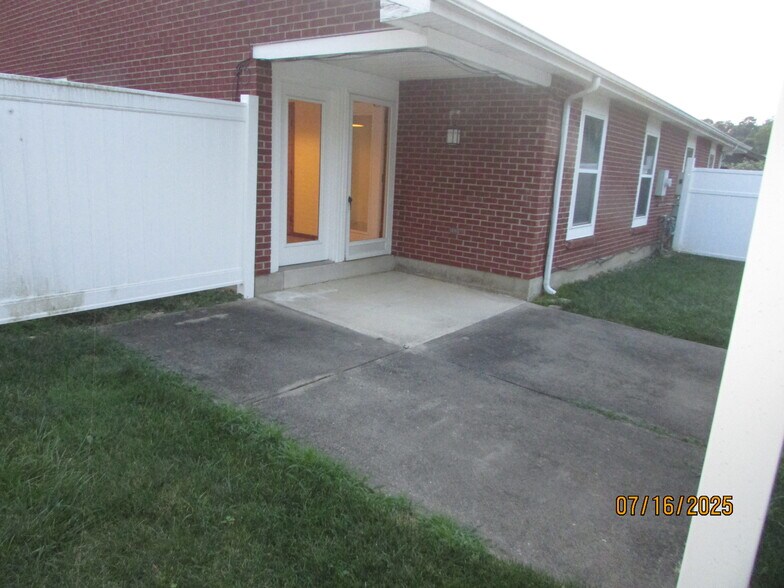 Privacy Patio - 1854 N Lakeman Dr