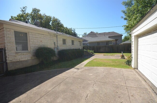 Building Photo - 6611 Anita St