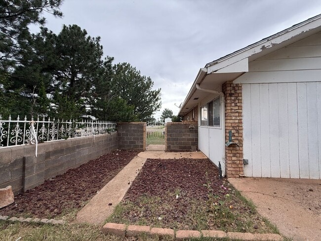 Building Photo - 3 Bed 3 Bath spacious home, with extra craft room, Lovely Backyard