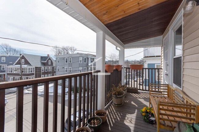 Building Photo - No Brokers Fee, In-Unit Washer and Dryer, Parking Included