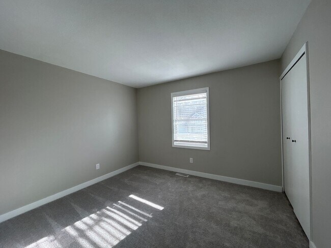 Building Photo - 5017 Birchwood Ln
