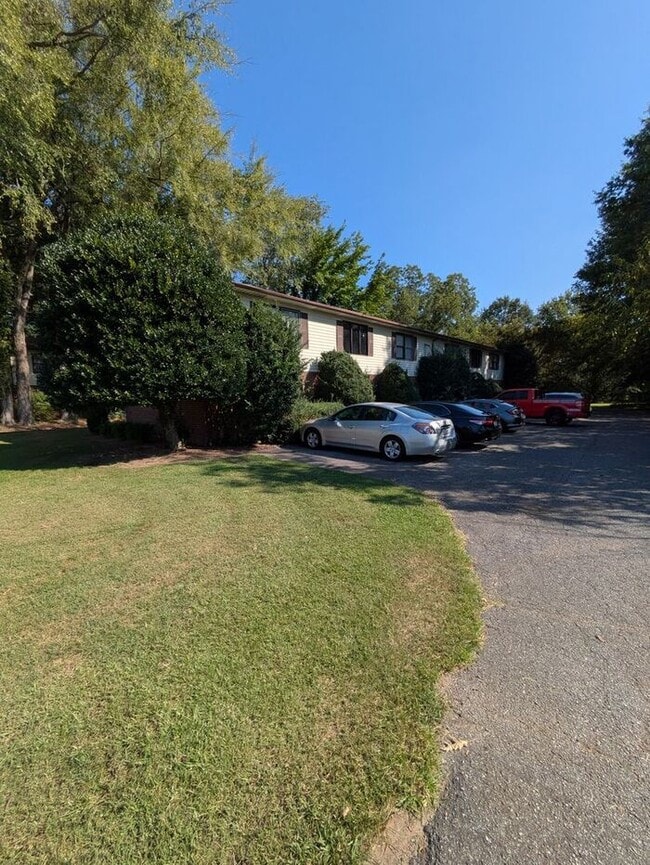 Building Photo - 1BD/1BA First Floor Unit at Westmont Apartments in Hickory, NC!