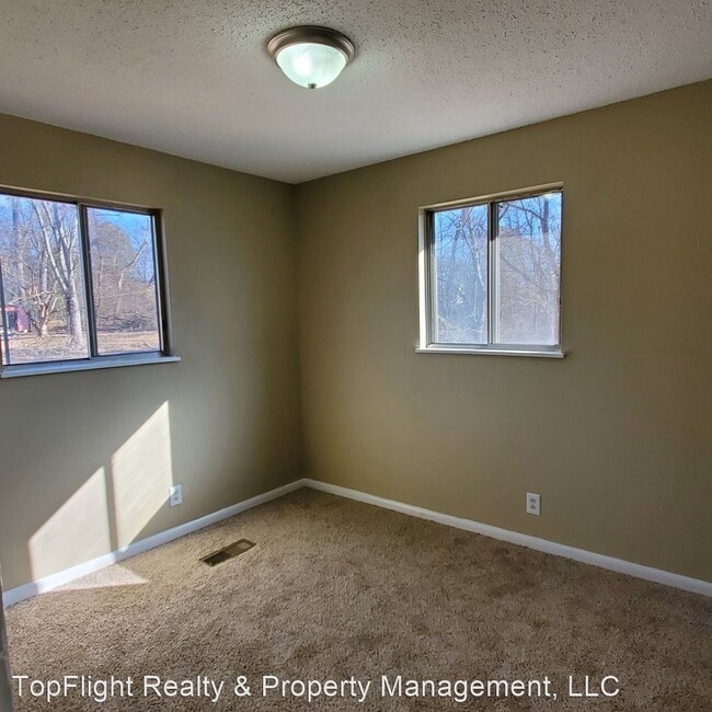 Building Photo - 4 br, 1 bath House - 108 Airport Rd.