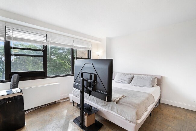 Building Photo - 201 St Pauls Ave