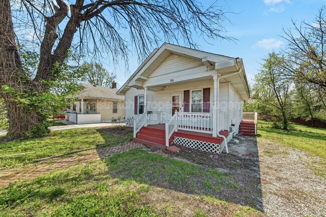 Building Photo - 704 W Johnson St