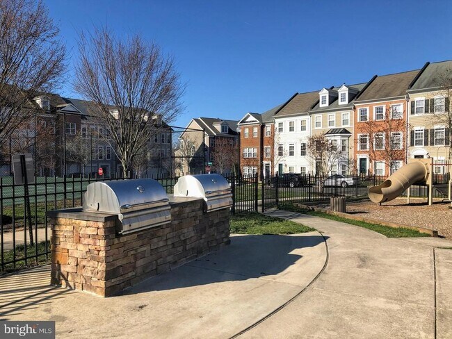 Building Photo - 5525 Lanier Ave