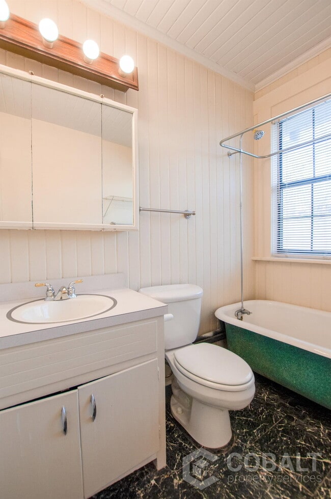 Building Photo - 867 Rosedale Rd NE