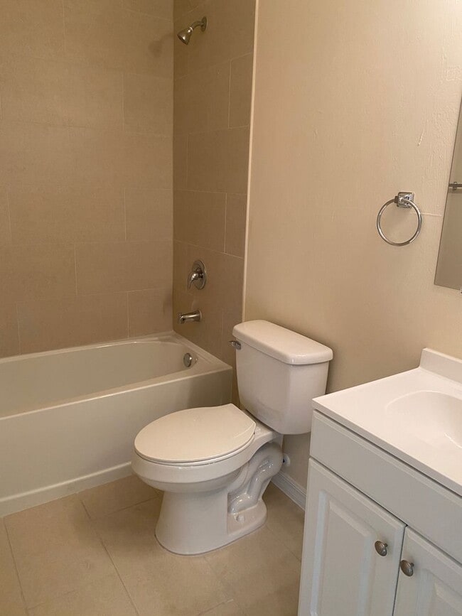 Building Photo - Like New Duplex with 3 Bedroom, 2 Bath and Garage